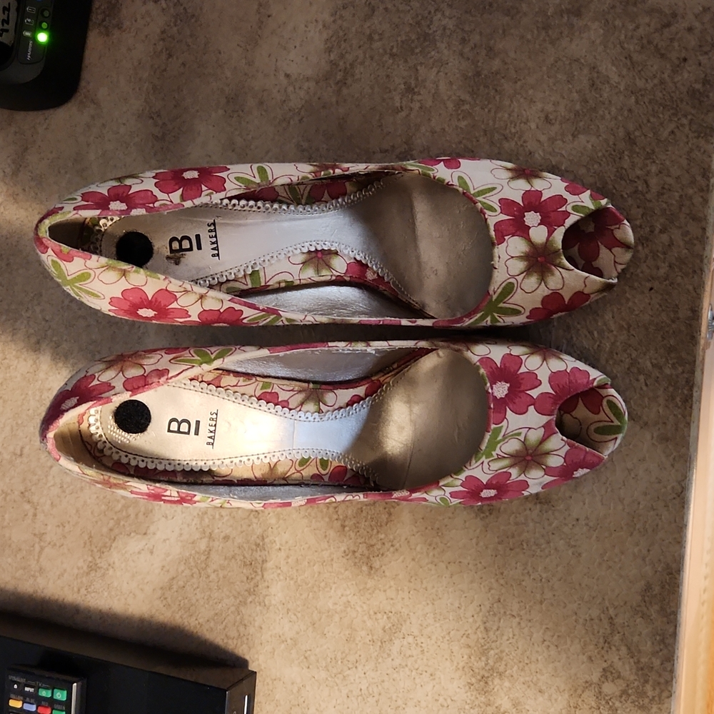 Bakers sz 9.5 pink/green/cream floral heels peep toe